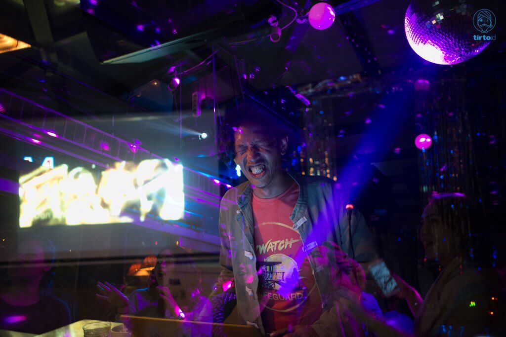 Oomleo menggelar karaoke berjamaah di tengah keramaian sambil diterangi lampu disko